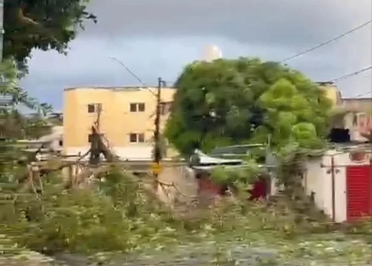 Forte chuva com vento deixa rastro de destruição em Campina com muitos transtornos e prejuízos