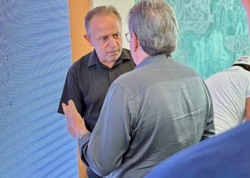 A conversa ao pé do ouvido de Anderson Pila e o governador João Azevêdo em Campina Grande