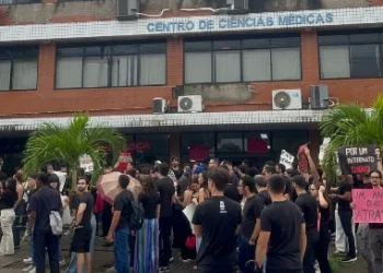 Estudantes de Medicina da UFPB protestam contra superlotação no internato