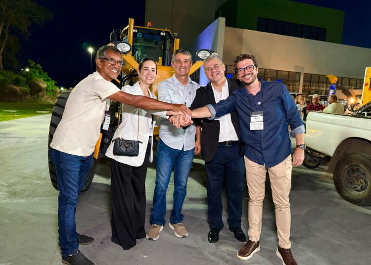 Romero Rodrigues entrega motoniveladora para reforçar infraestrutura no Distrito de Galante, em CG Romero Rodrigues entrega motoniveladora para reforçar infraestrutura no Distrito de Galante, em CG
