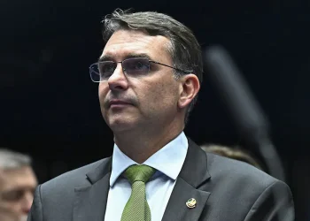 TSE nega hackeamento após Flávio Bolsonaro aparecer filiado ao Missão