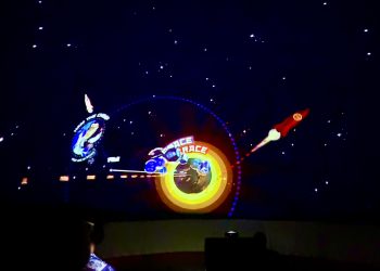 Areial leva alunos a uma viagem pelo universo com Planetário Urânia