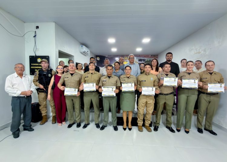 Câmara de Areial homenageia policiais por ato de bravura em operação