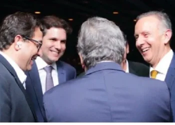 PSB de João Azevêdo é esvaziado; Aguinaldo e Hugo Motta dividem espólio