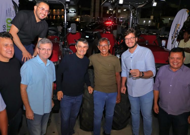 Romero Rodrigues destina dois tratores para fortalecer a zona rural de Campina Grande