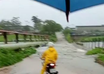 Camioneta é arrastada e fica parcialmente submersa após enxurrada em avenida de Campina