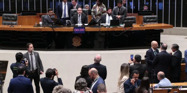 Câmara aprova multa para quem descartar lixo em vias públicas