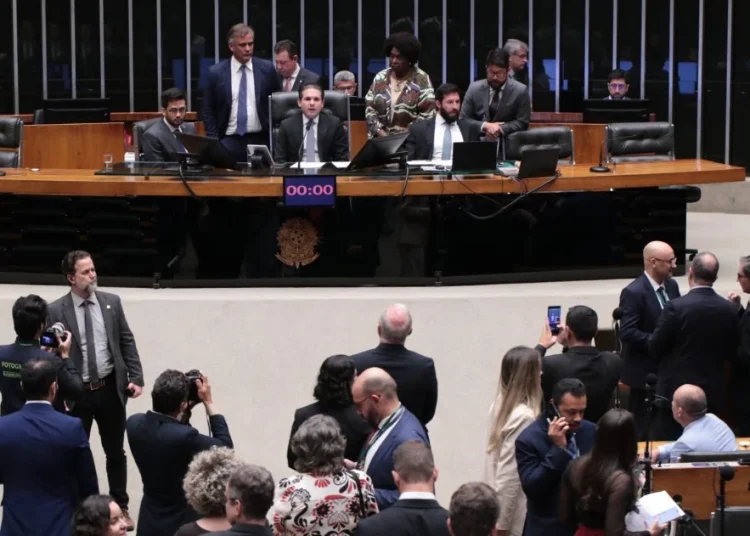 Câmara aprova multa para quem descartar lixo em vias públicas