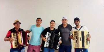 Presidente da Câmara de Areial e Vice-prefeito prestigiam espaço cultural e fortalece tradições com aula de acordeon