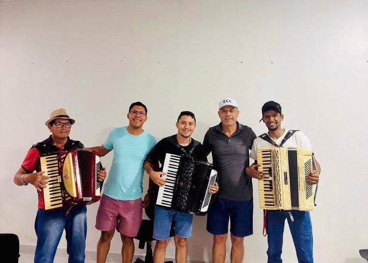Presidente da Câmara de Areial e Vice-prefeito prestigiam espaço cultural e fortalece tradições com aula de acordeon