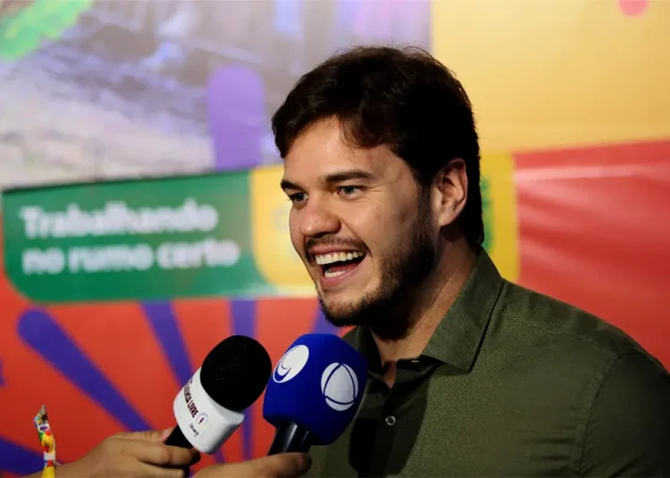 Bruno anuncia climatização de escolas e detalha revitalização do prédio da PMCG