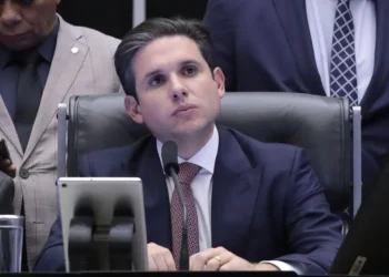 Câmara aprova pacote de privilégios e de perdão para a classe política