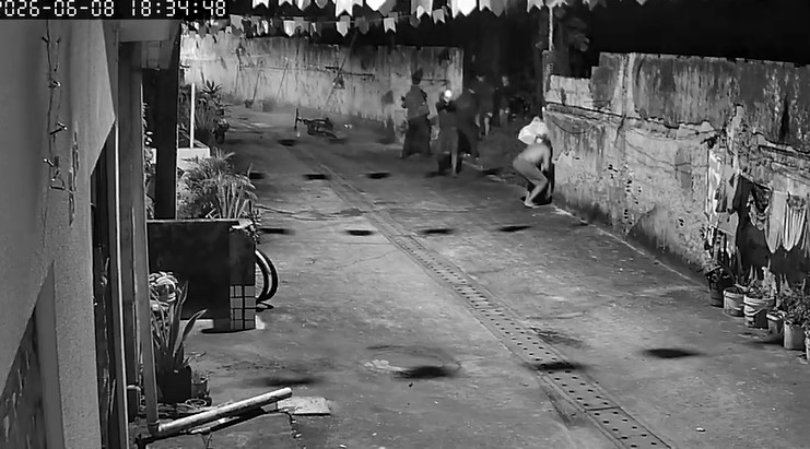 Na frente de crianças, bandidos atiram em quatro e matam dois jovens, em JP Na frente de crianças, bandidos atiram em quatro e matam dois jovens, em JP