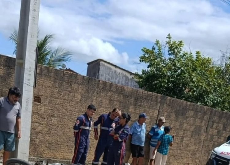 Mototaxista morre após perder controle de motocicleta e bater contra poste em Campina Grande