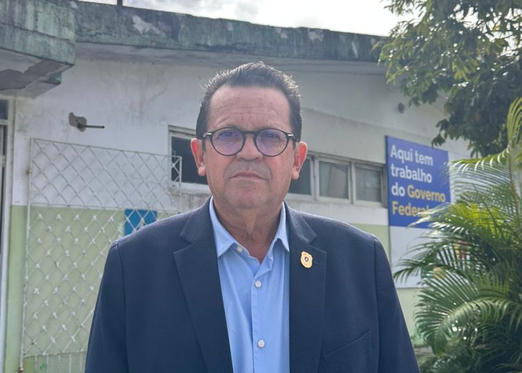 Olimpio constata extrema precariedade em posto de saúde com placa de obra que deveria ter sido concluída em 2025