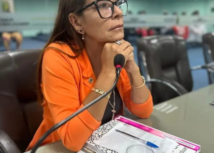 Vereadora Aninha Cardoso lamenta protesto de servidores na Câmara e defende diálogo com a categoria Vereadora Aninha Cardoso lamenta protesto de servidores na Câmara e defende diálogo com a categoria