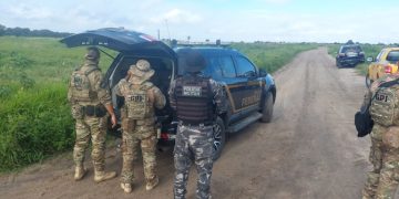 Polícia Federal cumpre reintegração de posse em área invadida do aeroporto de João Pessoa Polícia Federal cumpre reintegração de posse em área invadida do aeroporto de João Pessoa