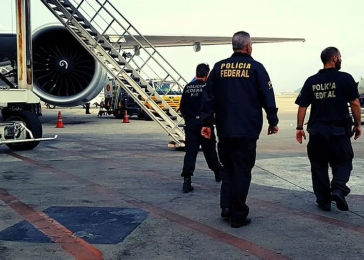 Passageiro diz ter bomba na mala em aeroporto e acaba detido pela PF Passageiro diz ter bomba na mala em aeroporto e acaba detido pela PF