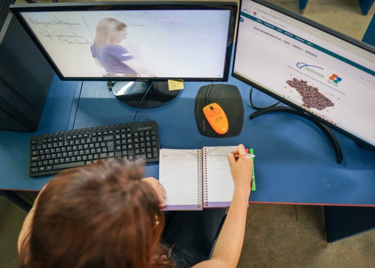 Inscrições abertas para especialização gratuita em Gestão Escolar com 50 vagas, em parceria com a Seduc