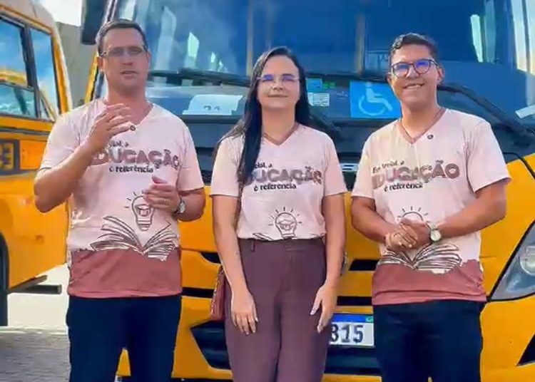 Prefeito Carlos Henrique entrega novo ônibus escolar e reforça investimentos na educação de Areial Prefeito Carlos Henrique entrega novo ônibus escolar e reforça investimentos na educação de Areial