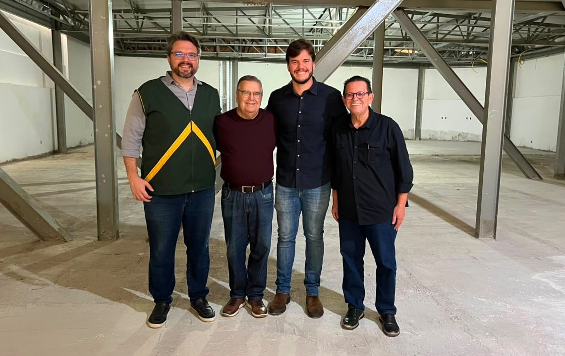 Olimpio Oliveira visita obras da Biblioteca José Pedrosa ao lado do filho do homenageado