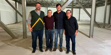 Olimpio Oliveira visita obras da Biblioteca José Pedrosa ao lado do filho do homenageado