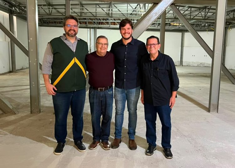 Olimpio Oliveira visita obras da Biblioteca José Pedrosa ao lado do filho do homenageado