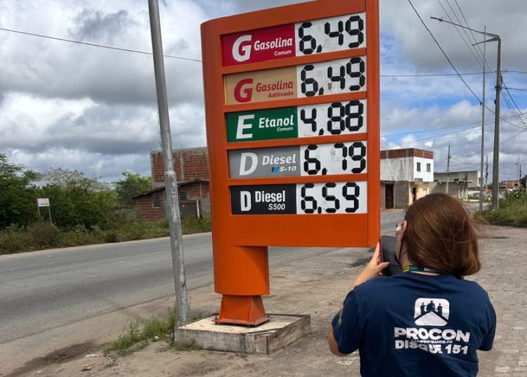 Pesquisa do Procon-CG mostra que consumidor pode poupar até R$ 64,00, na hora de abastecer o veículo