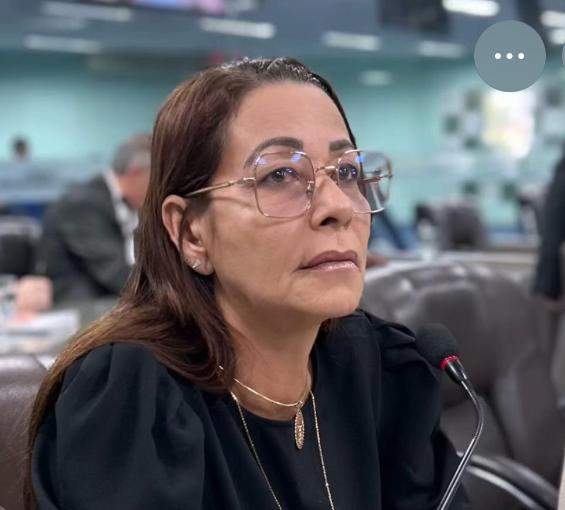 Vereadora Aninha Cardoso questiona mudanças na escala de fisioterapeutas e cobra esclarecimentos da Prefeitura de Campina Grande Vereadora Aninha Cardoso questiona mudanças na escala de fisioterapeutas e cobra esclarecimentos da Prefeitura de Campina Grande