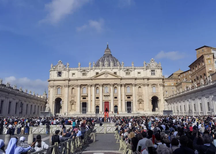 Vaticano excomunga seis bispos e oficializa ruptura com grupo tradicionalista Vaticano excomunga seis bispos e oficializa ruptura com grupo tradicionalista
