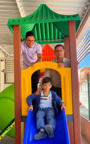 Prefeito e vice de Areial entregam novos brinquedos em escolas do município Prefeito e vice de Areial entregam novos brinquedos em escolas do município