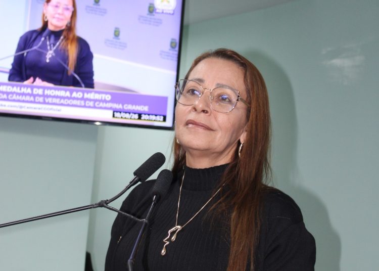 Aninha Cardoso solicita limpeza de calçada e recuperação de bueiro em Campina Grande