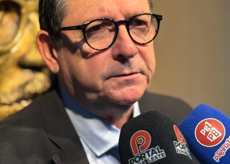 Tertuliano Maracajá apresenta projeto para uso de câmeras corporais por agentes públicos Tertuliano Maracajá apresenta projeto para uso de câmeras corporais por agentes públicos