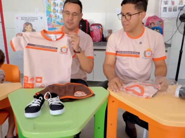 Carlos Henrique e Diego Martins entregam novos fardamentos e tênis para alunos da rede municipal de Areial