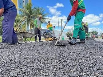 Plínio Gomes acompanha operação tapa-buraco no Distrito Industrial de Campina Grande
