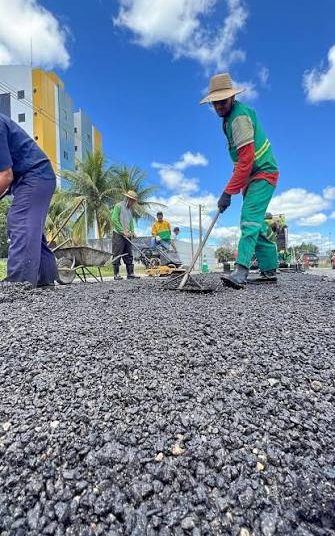 Plínio Gomes acompanha operação tapa-buraco no Distrito Industrial de Campina Grande