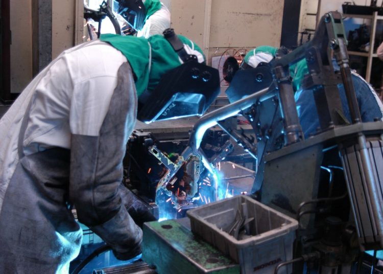Produção industrial interrompe 2 meses de queda e sobe 0,2% em julho