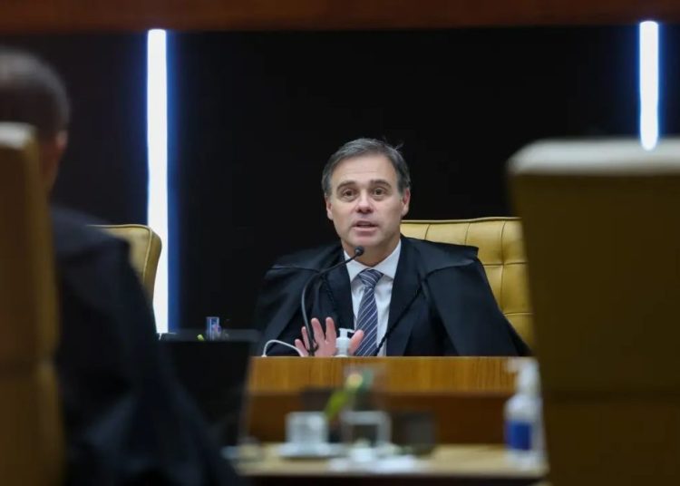 André Mendonça rejeita ação para barrar reajuste do Bolsa Família