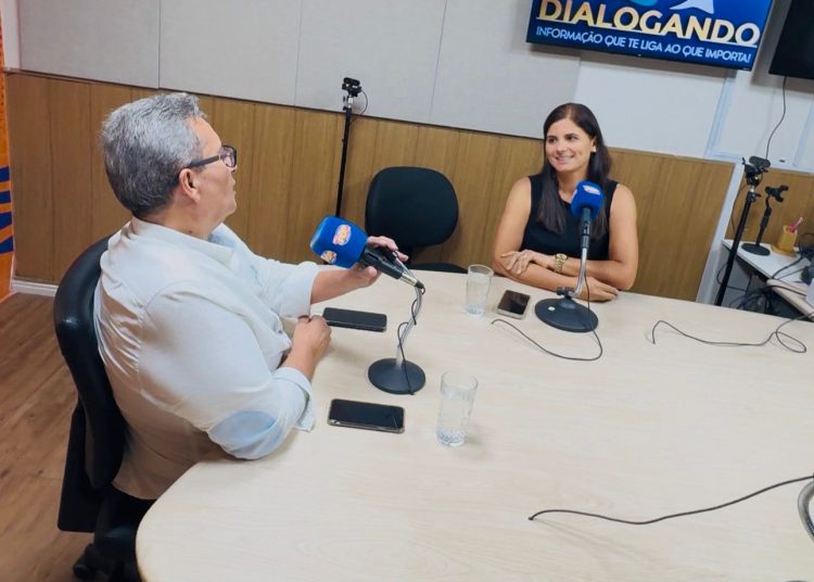 Kallyna Dias afirma que caminhadas eleitorais têm revelado preocupações da população com saúde e segurança Kallyna Dias afirma que caminhadas eleitorais têm revelado preocupações da população com saúde e segurança