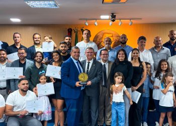 Dinho Papaléguas entrega Medalha de Honra ao Mérito Municipal ao CREF-10 na Câmara de Campina Grande