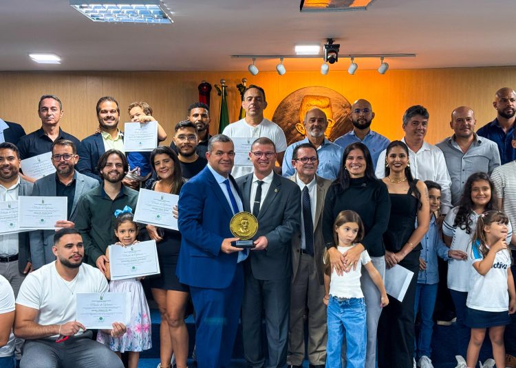 Dinho Papaléguas entrega Medalha de Honra ao Mérito Municipal ao CREF-10 na Câmara de Campina Grande