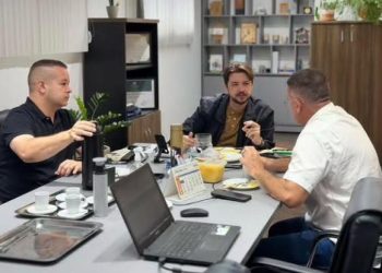 Plínio Gomes apresenta demandas de comunidades em audiência com a Sesuma ao lado de Sargento Neto