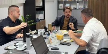 Plínio Gomes leva demandas de comunidades à Sesuma e cobra resposta para problema de esgoto no Estreito