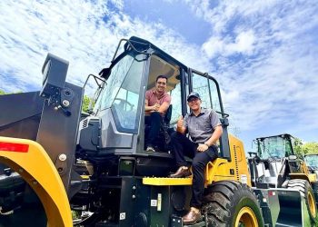 Prefeito Carlos Henrique recebe pá mecânica para fortalecer assistência ao homem do campo em Areial