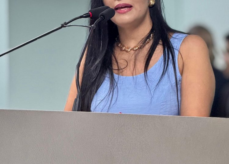 Câmara de Campina Grande homenageia Crizane Xavier por atuação junto às comunidades