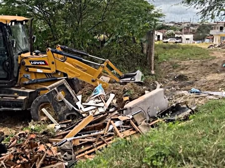 A pedido de Severino da Prestação, Sesuma realiza limpeza em áreas do bairro Três Irmãs A pedido de Severino da Prestação, Sesuma realiza limpeza em áreas do bairro Três Irmãs