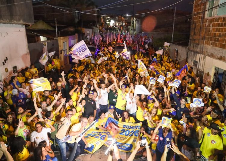 Romero faz caminhada histórica no Pedregal Romero faz caminhada histórica no Pedregal