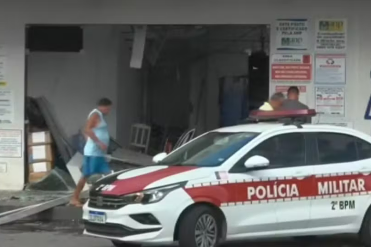 Bandidos explodem cofre e fazem vários disparos durante assalto a posto em CG Bandidos explodem cofre e fazem vários disparos durante assalto a posto em CG