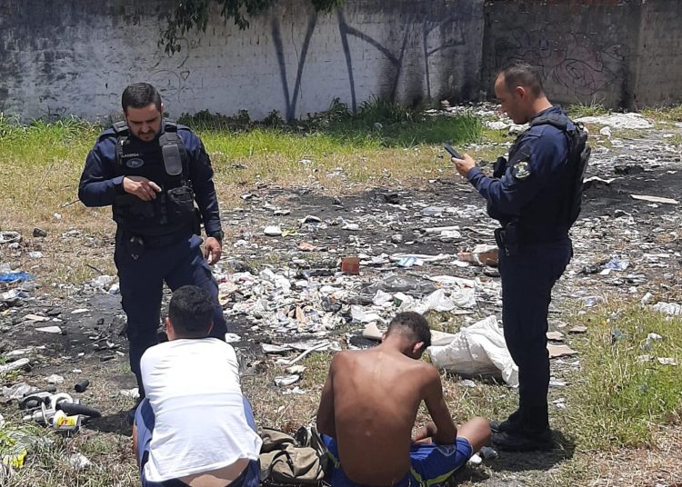 Guarda Municipal prende dupla suspeita de furtar fios de policlínica em Campina Grande Guarda Municipal prende dupla suspeita de furtar fios de policlínica em Campina Grande