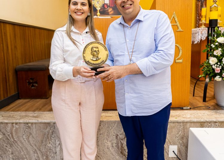 Vereadora Carol Gomes entrega Medalha de Honra ao Mérito à Comunidade Pio X pelos 35 anos de fundação